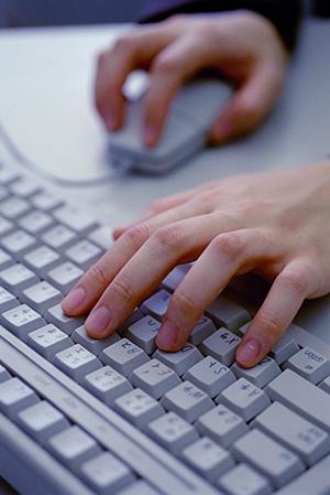 モニターアームで作業の効率化を